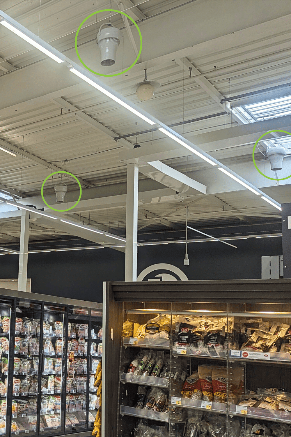 Installation de déstratificateurs Airius au niveau des meubles réfrigérés