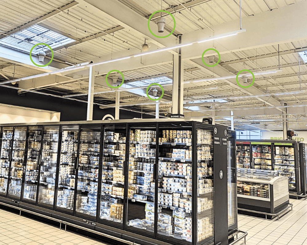 Installatie van destratificatoren in een supermarkt om condensatie te voorkomen