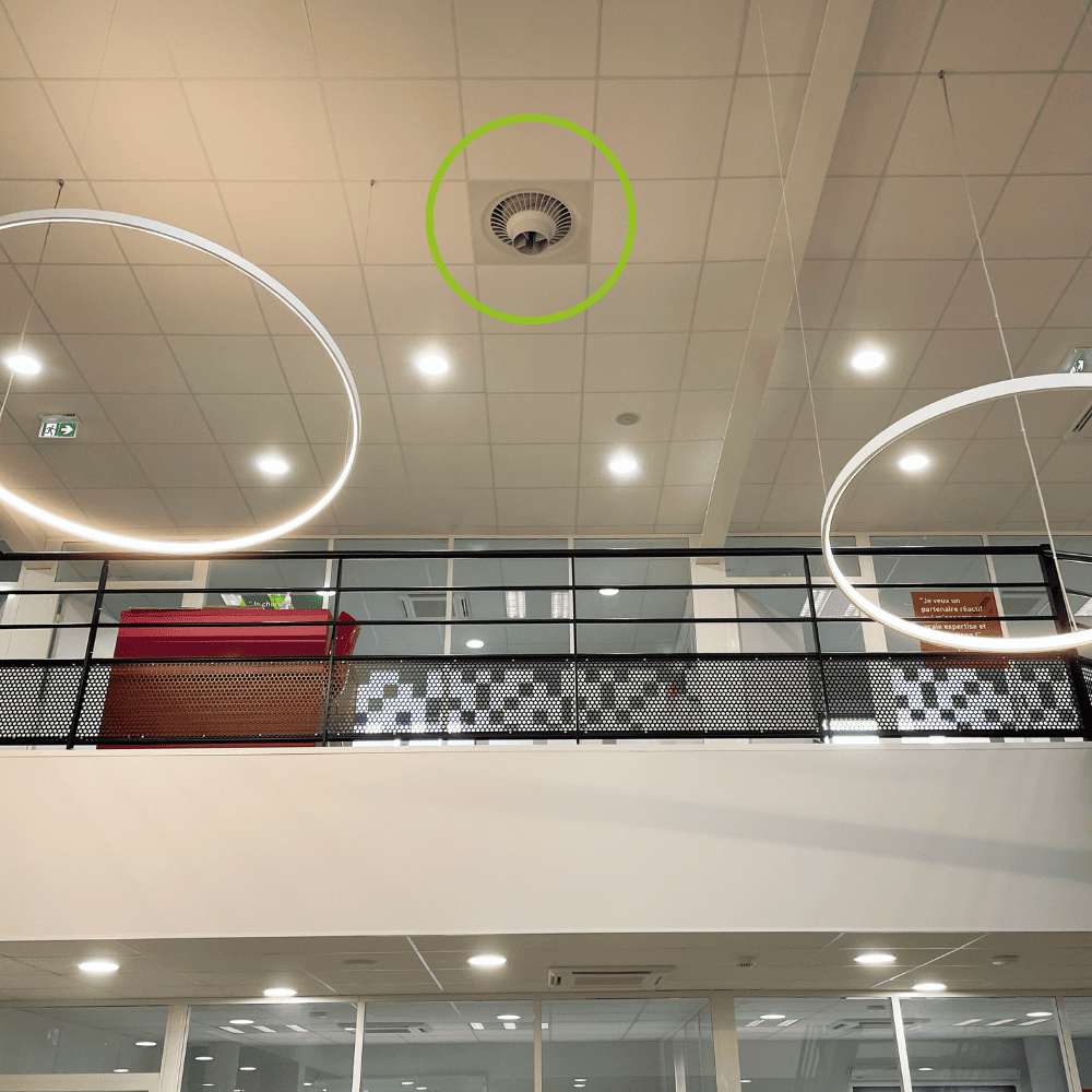 Montage faux-plafond Airius dans un commerce