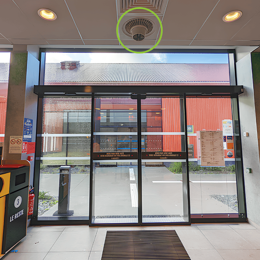 Installatie van een Airius vals plafond voor de ingang van een winkel