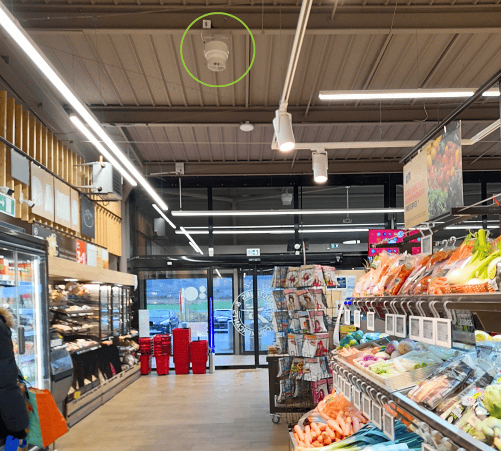 Installation d'un purificateur d'air dans un rayon fruits et légumes