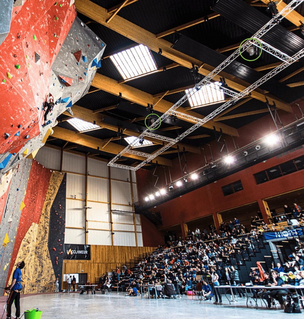 Installation de déstratificateurs Airius dans la salle d'escalade La Verticale Niort