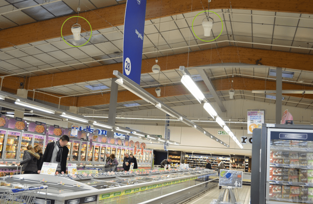Installation de déstratificateurs Airius pour éviter la condensation sur les vitres d'un supermarché