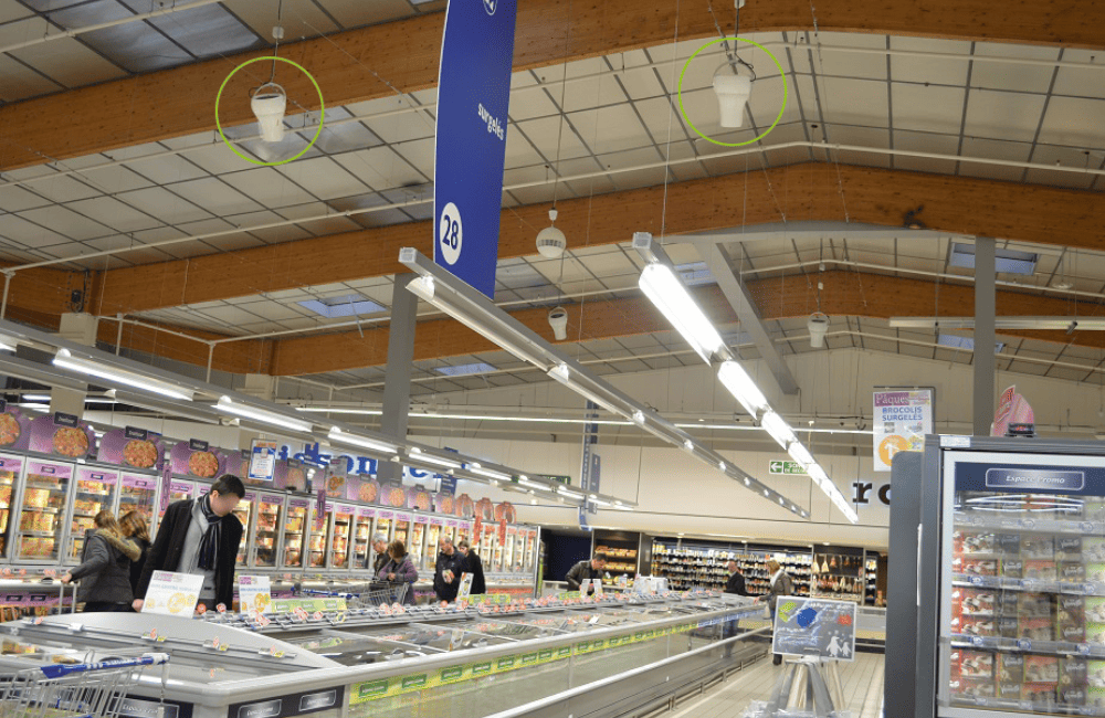 Installation de déstratificateurs Airius pour éviter la condensation sur les vitres d'un supermarché