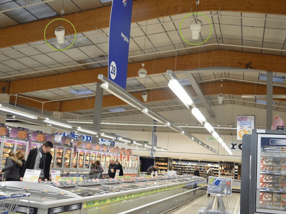 Installatie van Airius-destratificatoren om condensatie op de ramen van een supermarkt te voorkomen