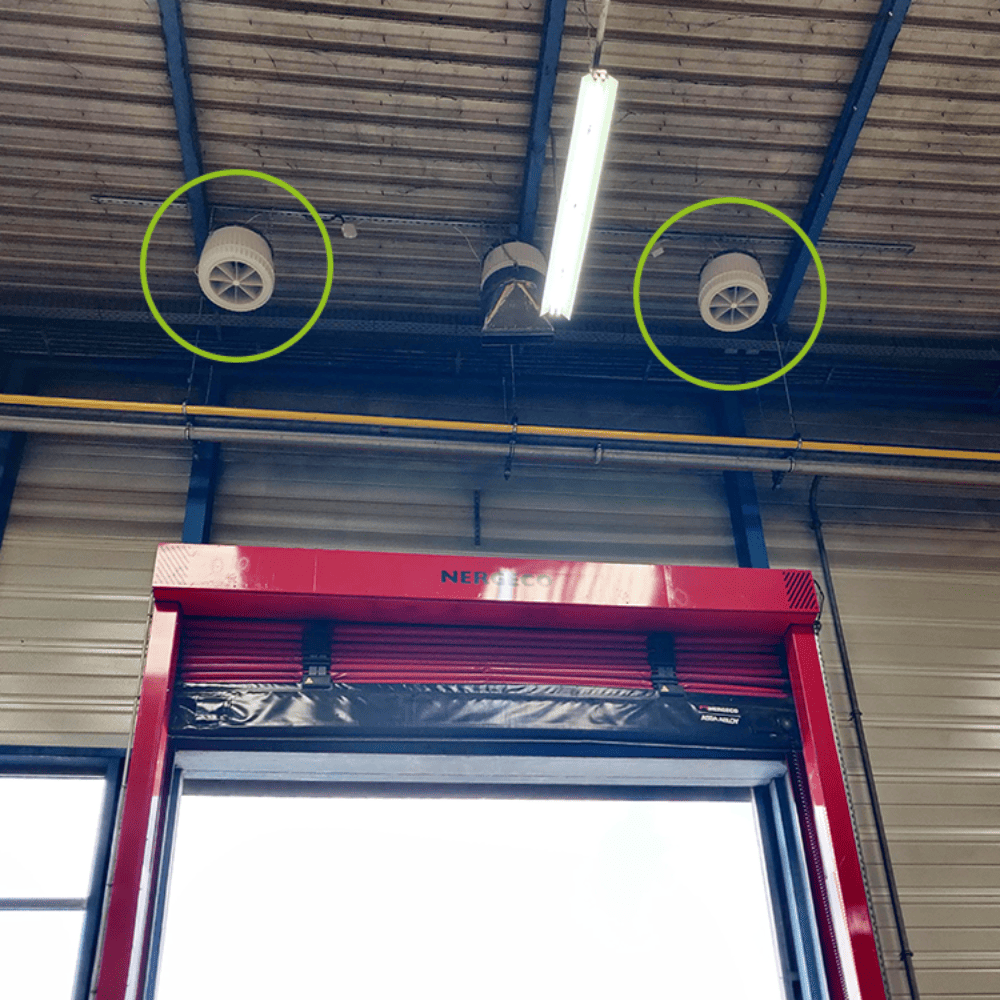 Desestratificador de aire industrial instalado como cortina de aire