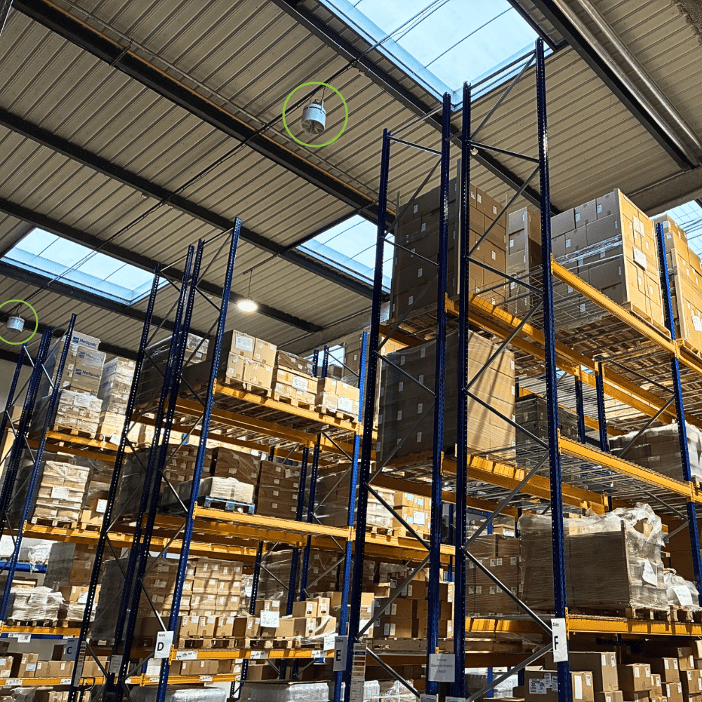 Destratificateur Airius ONYX installé dans un entrepôt