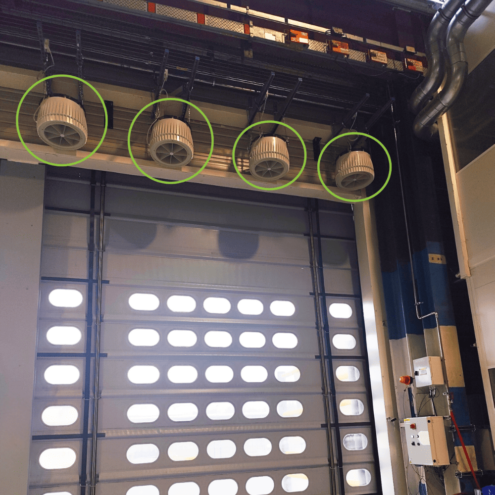 Installation de déstratificateurs Airius comme rideaux d'air en complément du système de chauffage