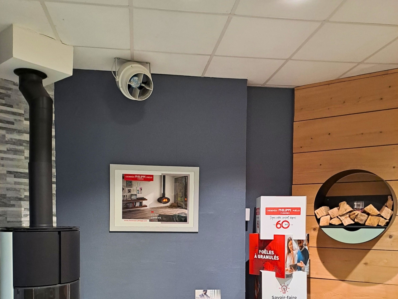 Installation d'un déstratificateur Airius dans le magasin Cheminées Philippe de Saran